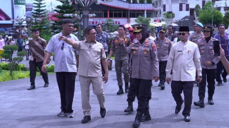 Tinjau Jam Gadang, Wako Ramlan Targetkan Pembenahan Selesai H-2 Lebaran 1 TINJAU— Wali Kota Bukittinggi, Ramlan Nurmantias dan Wakil Wali Kota Bukittinggi, Ibnu Asis, tinjau pedestrian Jam Gadang pada Jum’at (14/3).