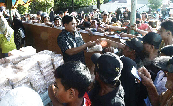 Dani Faizal Bagikan Pabukoan Gratis, Berawal Satu Titik, Kini sudah Tujuh Kelurahan 1 NASI KOTAK GRATIS— Tokoh masyarakat Lubuk Kilangan, Dani Faizal membagikan nasi kotak gratis untuk warga yang akan melaksanakan berbuka puasa.