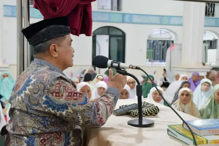 SAFARI RAMADHAN— Bupati Agam, Benni Warlis bersafari ramadhan dan isi tausiah di Masjid Darul Akhyar Pincuran Puti Baso, Minggu (23/3).