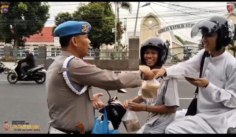 Peduli Terhadap Warga yang Menjalankan Ibadah Puasa, Bidpropam Polda Sumbar Bagi-bagi Takjil 1 BAGI TAKJIL— Personel Bidpropam Polda Sumbar membagikan takjil kepada masyarakat.