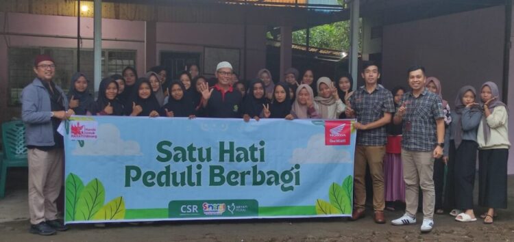Peduli Berbagi, Honda Hayati Pariaman Sambangi Panti Asuhan 1 PEDULI BERBAGI— Hayati Pariaman selaku Dealer Sepeda Motor Honda wilayah Pariaman melaksanakan aktifitas Corporate Social Responsibility (CSR) dengan menyambangi Panti Asuhan Muhammadiyah, Kurai Taji Senin (3/3).