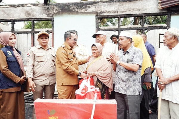 Usai Serahkan Bantuan Korban Kebakaran, Bupati Tanah Datar Imbau Masyarakat Tingkatkan Kewaspadaan 1 SERAHKAN BANTUAN— Bupati Tanah Datar, Eka Putra memberikan bantuan untuk korban kebakaran di Nagari Simawang, Kecamatan Rambatan, Senin (10/3).