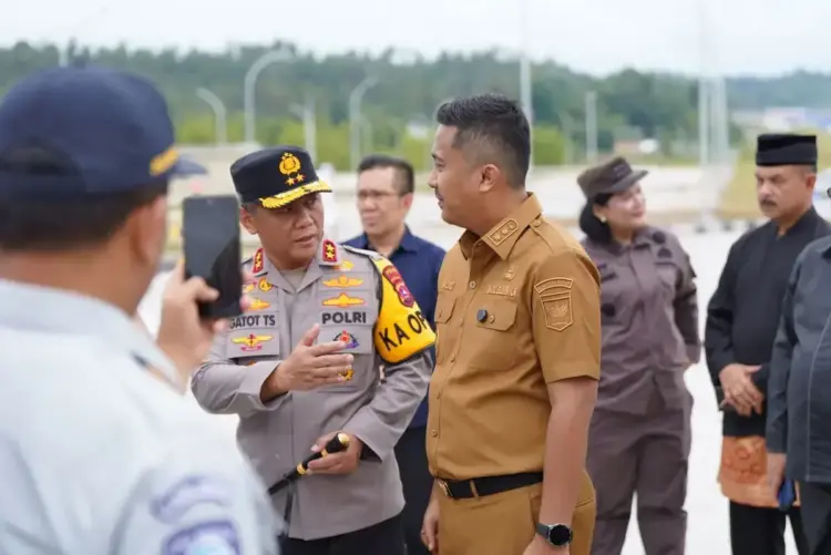 Untuk Arus Mudik Lebaran 2025, Vasko Ruseimy Pastikan Kesiapan Tol Padang-Sicincin 1 CEKâWakil Gubernur Sumatera Barat, Vasko Ruseimy, bersama Forum Komunikasi Pimpinan Daerah (Forkopimda), melakukan pengecekan kesiapan Tol Padang-Sicincin dalam rangka menyambut arus mudik Lebaran 2025.