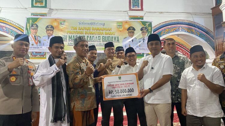 Untuk Pembangunan Masjid Bersejarah Ampek Lingkuang, Vasko Ruseimy Serahkan Bantuan Rp50 Juta 1 BANTUAN MASJID— Tim Safari Ramadhan Pemerintah Provinsi Sumatera Barat melakukan kunjungan ke Masjid Cagar Budaya Ampek Lingkuang di Lubuak Aluang, Kabupaten Padang Pariaman.