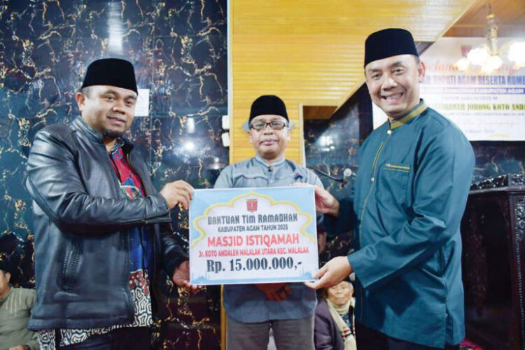 BERIKAN BANTUAN— Wabup Agam Muhammad Iqbal salurkan bantuan Rp15 juta, dan 20 buah Al-Qur’an dari Kankemenag Agam disela kegiatan safari ramadhan ke Masjid Istiqamah Koto Andaleh, Nagari Malalak Utara, Kecamatan Malalak, Kamis (6/3).