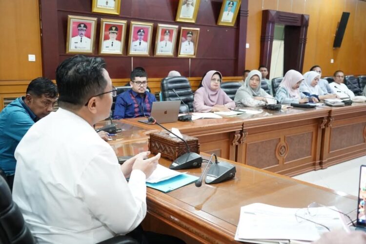 Perumda Diminta Manfaatkan Cold Storage dan Reefer Container dengan Baik 1 rapat bersama--Wabup rapat bersama perumda di aula eksekutif, kantor Bupati di Pagaruyung.