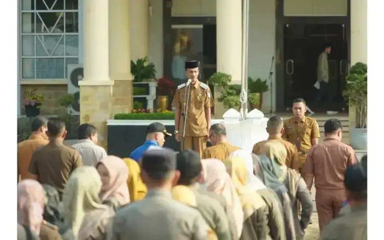 PIMPIN—Wakil Bupati Solok Selatan H. Yulian Efi pimpin apel akbar dan mengajak seluruh ASN untuk saling bermaafan.