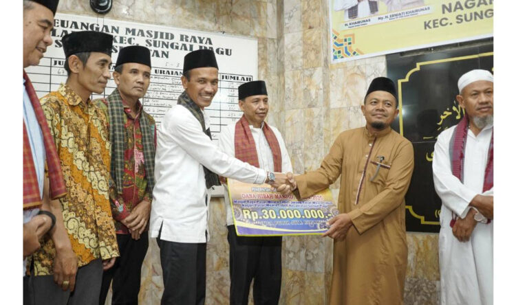 Bakal Tingkatkan RTH Muara Labuh, Wabup H. Yulian Efi Minta Dukungan Masyarakat 1 Wabup H. Yulian Efi Minta Dukungan Masyarakat serahkan bantuan pembvangunan masjid