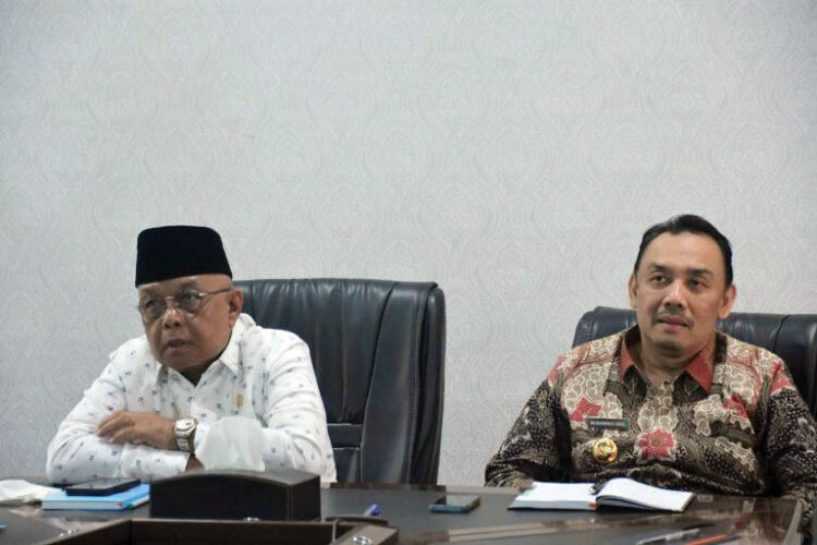 Wabup Ikuti Rakor Antisipasi Cuaca Ekstrem dan Inflasi Jelang Idul Fitri 1 RAKOR VIRTUAL— Wakil Bupati Agam H. Muhammad Iqbal, SE,M.Com ikuti Rapat Koordinasi (Rakor) Antisipasi Cuaca Ekstrem dan Inflasi menjelang Idul Fitri 1446 Hijriah di ruang rapat Bupati Agam, Senin (10/3).