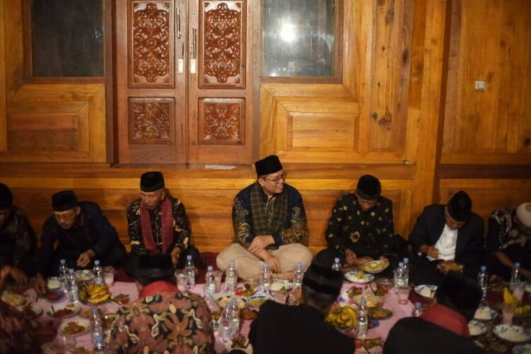 Buka Puasa Bersama Pengurus LKAAM, Wabup Sampaikan Tekad Terus Bangun Tanah Datar 1 BERBUKA BERSAMA—Wabup saat buka bersama sampaikan tekad Ttrus bangun Tanah Datar
