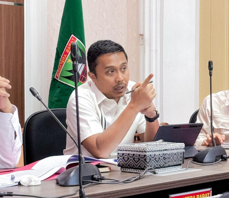 Wagub Vasko Ruseimy, Paparkan Visi Pembangunan Sumbar Selama Safari Ramadan 1446 Hijriah 1 PAPARKAN—Wakil Gubernur Sumatera Barat (Sumbar), Vasko Ruseimy, paparkan informasi pembanginan saat agenda Safari Ramadhan 1446 Hijriah .