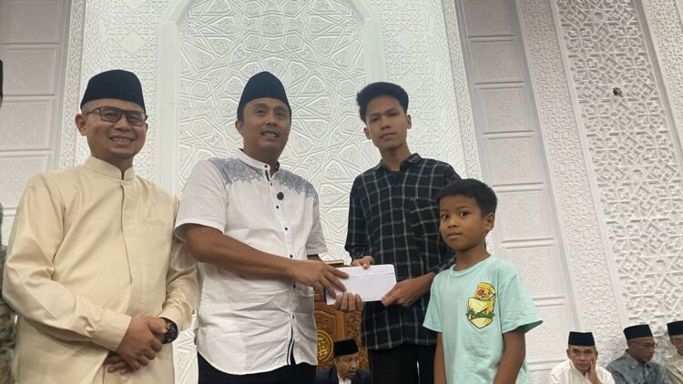 Melalui Momentum Safari Ramadhan, Wagub Vasko Salurkan 3 Jenis Bantuan Kepada Masyarakat 1 SANTUNAN—Wakil Gubernur Sumatera Barat, Vasko Ruseimy, serahkan santunan beasiswa pada salah seorang murid.