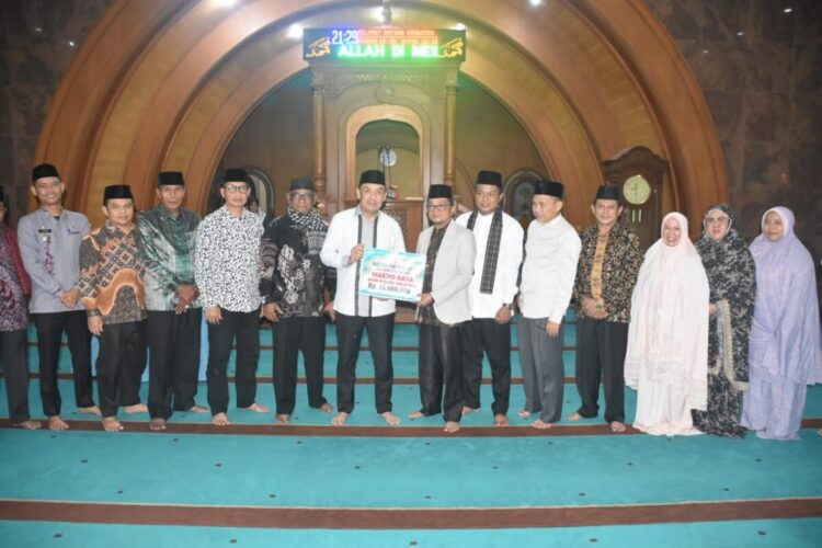 Safari Ramadhan ke Masjid Raya Bayua, Wakil Bupati Agam Paparkan Program Daerah 1 PROGRAM STRATEGIS— Wakil Bupati Agam, Muhammad Iqbal SE MCom, saampaikan berbagai program strategis daerah saat bersafari di Masjid Raya Bayua, Kecamatan Tanjung Raya, Rabu (12/3).
