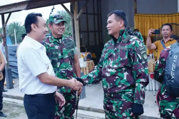 Wakil Bupati Sambut Tim Motoris Pangkogabwilhan I 1 PENYAMBUTAN— Wakil Bupati Agam, H Muhammad Iqbal, sambut kedatangan Tim Motoris Pangkogabwilhan I Letjen TNI Kunto Arief Wibowo bersama Rombongan di Nagari Tiku Selatan, Kecamatan Tanjung Mutiara, Senin (24/3).