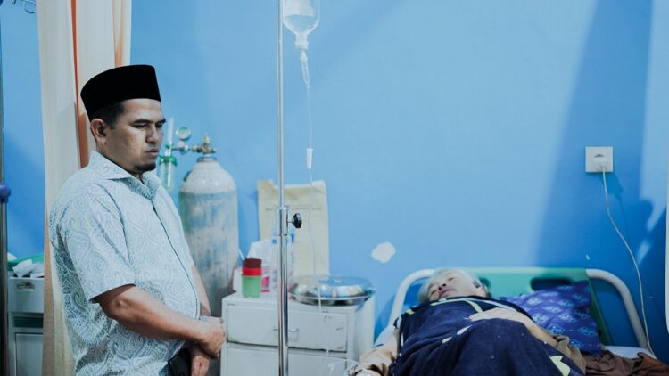 Bentuk Keseriusan untuk Meningkatkan Pelayanan Kesehatan, Wabup Candra Sidak RSUD Arosuka 1 TINJAU—Wakil Bupati (Wabup) Solok, Candra terlihat sedang meninjau pelayanan dari pihak RSUD Arosuka kepada seorang pasien yang sedang di rawat.