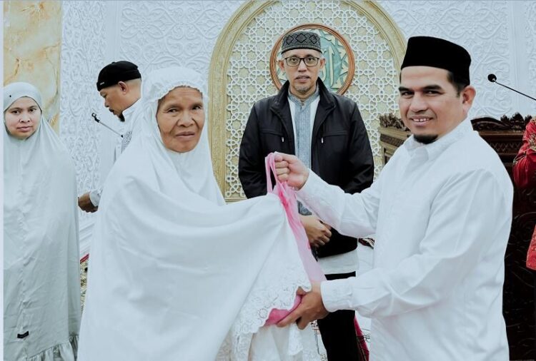 BINGKISAN—Wakil Bupati Solok Candra memberikan bingkisan kepada jamaah.