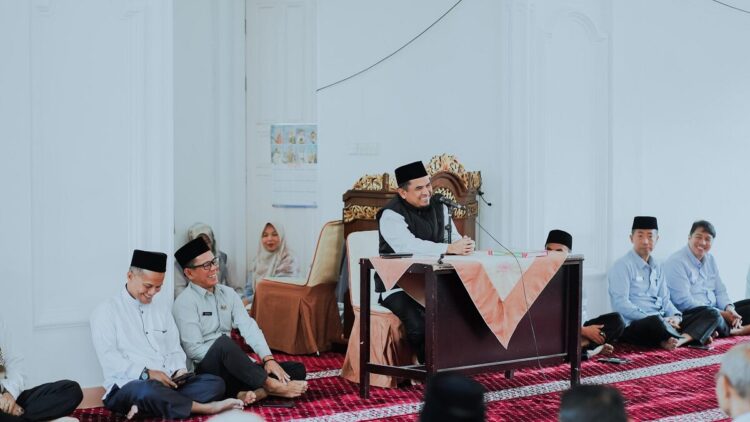 Wabup Candra Ucapkan Terimakasih pada ASN dan THL 1 HADIRI—Wakil Bupati (Wabup) Solok, Candra saat menghadiri wirid mingguan bersama ASN dan THL.