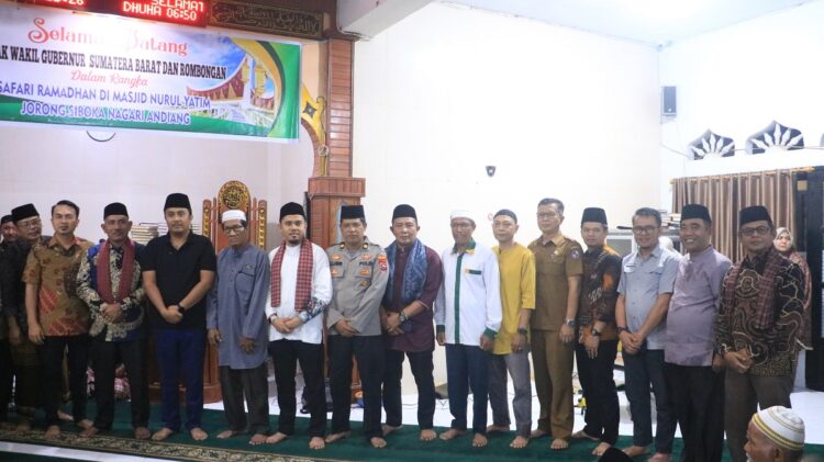 Wakil Gubernur Safari Ramadhan di Limapuluh Kota 1 SAFARI RAMADHAN— Wakil Gubernur Sumbar Vasko Ruseimy bersama Bupati dan Wakil Bupati Lima Puluh Kota saat Safari Ramadhan 1446 H.