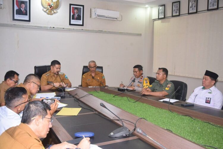 Rapat Koordinasi Persiapan Penyelenggaraan Idul Fitri 1 RAKOR—
Wakil Wali Kota Sawahlunto Jeffry Hibatullah didampingi Pj Sekda Ezeddin Zain memimpin rapat koordinasi persiapan penyelenggaraan Idul Fitri 1446 Hijriah, di Balaikota.