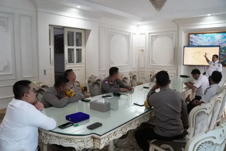 Minimalisir Kemacetan Selama Libur Lebaran, Dishub Siapkan Sistem One Way dalam Kota Padang Panjang 1 PIMPIN RAPAT KOORDINASI— Wali Kota Padangpanjang Hendri Arnis memimpin rapat koordinasi bersama Kapolres Padang Panjang dan Dinas Perhubungan, terkait antisipasi kemacetan selama arus mudik dan libur lebaran, Selasa (25/3).