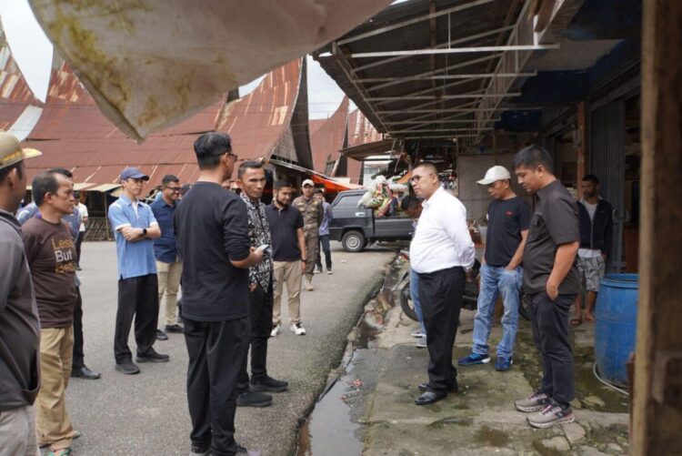 Tinjau Pasar Pusat, Wako Hendri dan Wawako Allex Dengarkan Keluhan Pedagang 1 SERAP ASPIRASI PEDAGANG— Wako Padangpanjang Hendri Arnis dan Wawako Allex saat mendengarkan keluhan para pedagang Pasar Pusat Padang Panjang, kemarin.