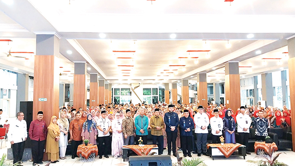 Sukseskan Progul “Padang Juara”, Wako Kumpulkan Kepala PAUD/TK, SD, SMP se-Kota Padang 1 PERTEMUAN PERDANA— Wali Kota Padang Fadly Amran dan Wawako Maigus Nasir, melakukan pertemuan perdana dengan seluruh Kepala Sekolah PAUD/TK, SD, SMP negeri dan swasta se-Kota Padang, di gedung Bagindo Aziz Chan Youth Center, Senin (3/3).