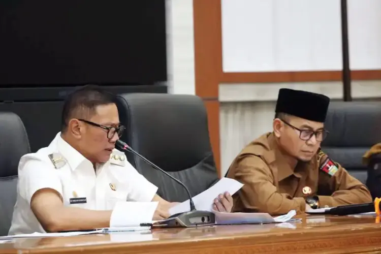 Wali Kota Bukittinggi Kumpulkan Tenaga Medis, Dorong Pengembangan RSUD dan Layanan Kesehatan 1 RAKOR— Wali Kota bersama Wakil Wali Kota Bukittinggi, kumpulkan dokter spesialis, dokter umum dan dokter gigi di dinas kesehatan, RSUD dan Puskesmas se Kota Bukittinggi. Rapat koordinasi dalam rangka mendorong peningkatan pelayanan dan pengembangan RSUD ini, dilaksanakan di Aula Balaikota, Rabu (19/3).