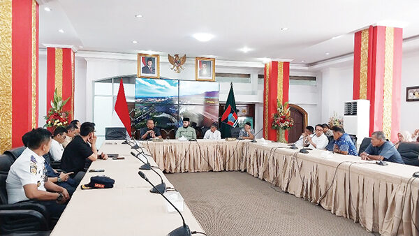 Pertemuan dengan KPP, Wako Sebut Pasar Raya Padang Harus Dibuat Lebih Menarik 1 BAHAS KEMASJUAN PASAR RAYA— Wako Padang Fadly Amran mengadakan pertemuan dengan Komunitas Pedagang Pasar (KPP) Padang serta perwakilan pedagang di kawasan Pasar Raya Padang, di rumah dinas Wali Kota, Selasa (11/3).