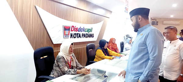 Sidak ke Kantor Disdukcapil Padang, Wako: Jangan Ada Praktik Pungli dan Pelayanan Berbelit-belit! 1 SIDAK DISDUKCAPIL— Wako Padang Fadly Amran, melakukan sidak ke Dinas Kependudukan dan Pencatatan Sipil (Disdukcapil), untuk memastikan pelayanan administrasi kependudukan berjalan optimal dan menjangkau seluruh masyarakat.