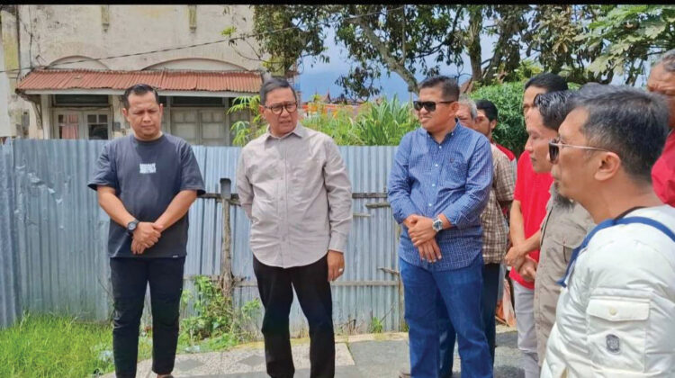 TINJAU— Wali Kota Bukittinggi Ramlan Nurmatias saat meninjau kawasan Stasiun Bukittinggi yang akan dibuka pasa pabuikoan selama ramadhan 1446.