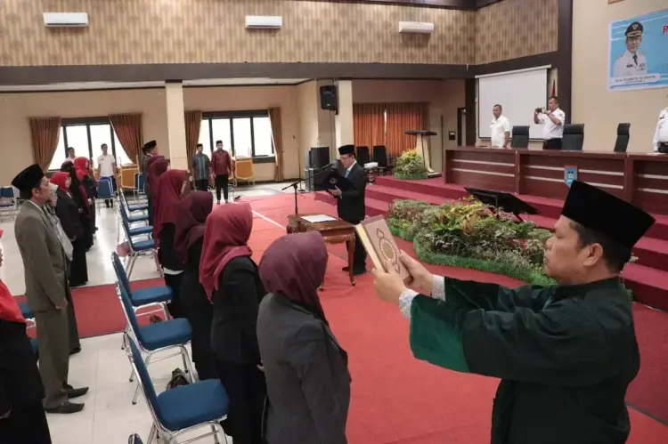 Wali Kota Lantik 17 Jabatan Fungsional di Pemko Payakumbuh 1 LANTIKâWali Kota Payakumbuh Zulmaeta saat melantik 17 orang pada jabatan fungsional.