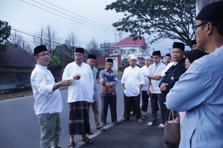 Wali Kota Minta Sampah Harus Diangkut Sebelum Pukul 07.00 1 KONDISI SAMPAH— Wali Kota Payakumbuh dr.Zulmaeta bersama Wawako Elzadaswarman, meninjau kondisi sampah dan infrastruktur di Kelurahan Tigo Koto Dibaruah setelah melaksanakan salat subuh berjamaah di Masjid Istiqomah, Selasa (4/3).