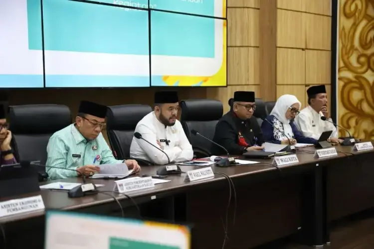 Weekly Meeting OPD, Wako dan Wawako Padang Evaluasi Program Kerja dan Cari Solusi Kendala 1 Wali Kota Padang Fadly Amran bersama Wakil Wali Kota Maigus Nasir menggelar