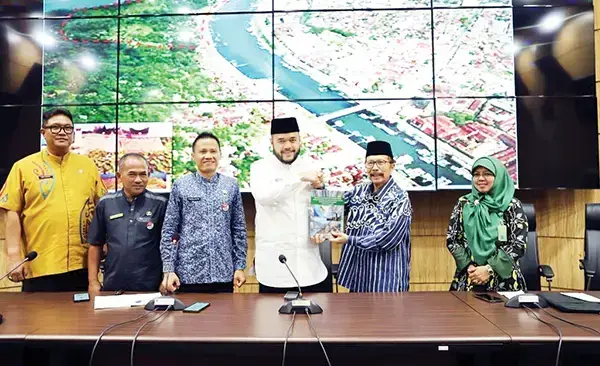 Pengelolaan DAS Sejalan dengan Progul “Padang Rancak” 1 DISKUSI STRATEGIS DAS— Wali Kota Padang Fadly Amran melakukan diskusi strategis dengan Forum Daerah Aliran Sungai (DAS) Sumbar di Ruang Abu Bakar Ja’ar, Kantor Balai Kota Aie Pacah, Rabu (26/3).