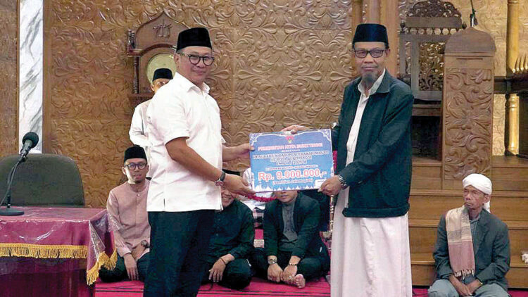 Wali Kota Pimpin TSR 1 Bukittinggi Kunjungi Masjid Jami’ Mandiangin 1 BANTUAN— Walikota Bukittinggi, Ramlan Nurmatias memberikan bantuan untuk masjid Masjid Jami’ Mandiangin atau
lebih dikenal Masjid Jami’ Surau Gadang, Senin (17/3).