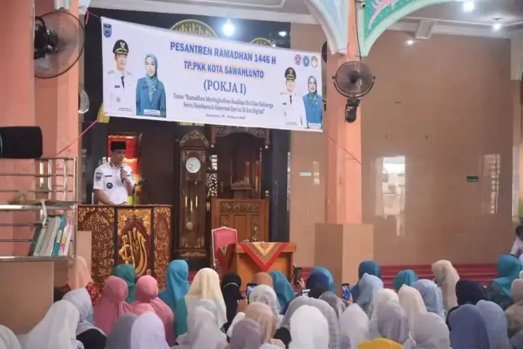Wako Sawahlunto Buka Pesantren Ramadhan TP-PKK 1 BUKA—Wali Kota Sawahlunto Riyanda Putra berikan kata sambutan sata pembuka kegiatan pesantren Ramadhan TP-PKK Kota Sawahlunto yang mengambil tema ‘membentuk generasi Quran di era digital’, di Masjid Agung Nurul Islam, pada Rabu (19/3).