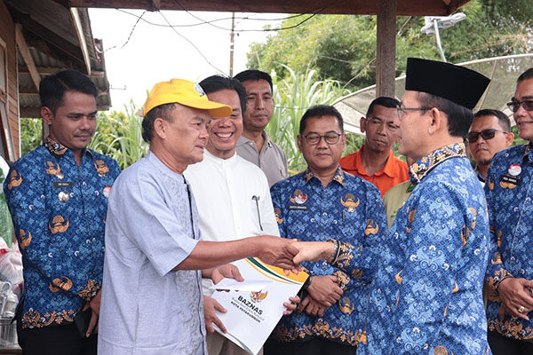 Korban Kebakaran di Lamposi Tigo Nagari Terima Bantuan Baznas 1 SERAHKAN BANTUAN— Wali Kota Payakumbuh Zulmaeta serahkan bantuan Baznas untuk korban bencana kebakaran.