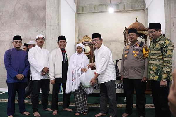 Safari Ramadhan 1446 H, Wako Payakumbuh Serahkan Bantuan Hibah Baznas dan Bank Nagari 1 SERAHKAN BANTUAN— Wako Zulmaeta menyerahkan paket sembako ramadhan dari Baznas kepada jamaah masjid didampingi Ketua Baznas Edi Kusmana, Sekda dan Kapolres.