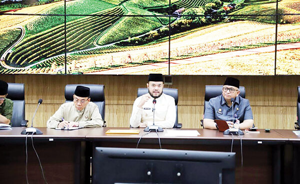 Weekly Meeting, Wako Evaluasi Kinerja OPD di Bulan Ramadhan 1 EVALUASI KINERJA— Wako Fadly Amran dan Wawako mengadakan Weekly Meeting bersama seluruh kepala OPD, untuk evaluasi kinerja di Ruang Abu Bakar Ja’ar, Balaikota, Aie Pacah, Senin (10/3).