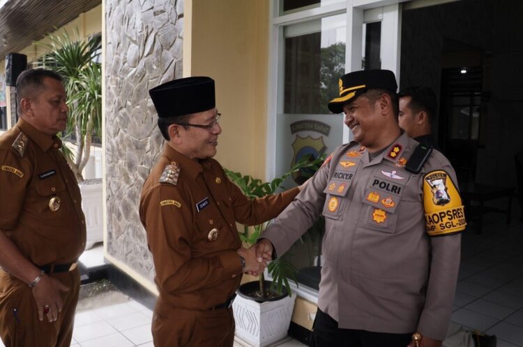 Wali Kota dan Wawako Bertemu Kapolres Payakumbuh 1 SILATAURAHMI— Wali Kota Payakumbuh Zulmaeta dan Wakil Wali Kota Elzadaswarman, saat bersilaturahmi dengan Polres Payakumbuh