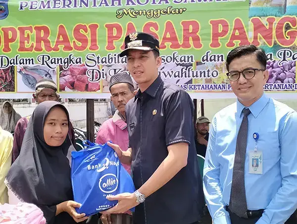 26 Kelompok Sasaran di Kecamatan Barangin Terima Bantuan 1 SERAHKAN BANTUAN— Wali Kota Sawahlunto Riyanda Putra didampingi Kepala Cabang Bank Nagari Sawahlunto Ulfardhi, serahkan bantuan paket subsidi harga kepada masyarakat kelompok sasaran.