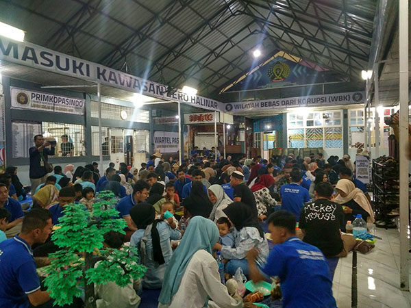 WBP Lapas Kelas II B Tanjung Pati Bisa Buka Bersama dengan Keluarga, ”Berbuka Serasa di Rumah Sendiri” 1 BERSAMA KELUARGA— Suasana penuh keakraban saat acara berbuka bersama Warga Binaan Permasyarakatan (WBP) di Lapas Kelas IIB Tanjung Pati. WBP bisa berbuka bersama dengan anak, istri dan keluarga seperti di rumah sendiri.