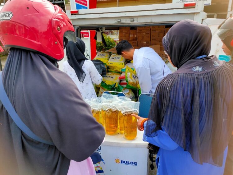 Dinas Pangan Gelar Operasi Pasar, Demi Menjaga Ketersediaan Kebutuhan Pokok Selama Ramadhan 1 BELI—Terlihat warga saat membeli kebutuhan pangan dalam kegiatan operasi pasar pangan.