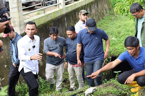 Sudah Dibersihkan, Drainase Pasar Pusat Masih Berbau tak Sedap 1 CEK DRAINASE PASAR— Wakil Wali Kota Padangpanjang Allex Saputra, kembali meninjau dan menelusuri titik drainase yang mengakibatkan bau tidak enak di sekitaran Pasar Pusat Padangpanjang, Jumat (14/3).
