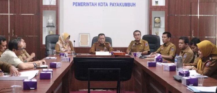PIMPIN—Wakil Wali Kota Payakumbuh, Elzadaswarman (kanan), bersama Sekretaris Kota Payakumbuh, Rida Ananda (kiri), saat memimpin Rakor Rencana Pengelolaan Sampah