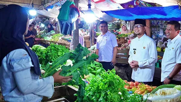 Pastikan Harga Stabil, Pemkot Bukittinggi Pantau Jelang Idul Fitri 1 TINJAU HARGA PASAR— Wakil Wali Kota Bukittinggi, Ibnu Asis bersama Tim Pengendalian Inflasi Daerah (TPID) Kota Bukittinggi tinjau harga pasar menjelang Hari Raya Idul Fitri 1446 H. Kegiatan ini berlangsung di Pasar Bawah, Rabu (26/3).