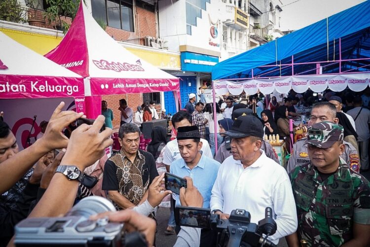 Ingatkan Pedagang Pabukoan, Wawako: Jangan Campur Zat Pewarna dalam Makanan 1 TINJAU PASAR PABUKOAN— Wawako Payakumbuh Elzadaswarman bersama Ketua DPRD Payakumbuh Wirman Putra, dan Waka Polres Payakumbuh AKBP Russirwan serta Dandim 0306 50/Kota saat meninjau pasar pabukoan, Sabtu (1/3).