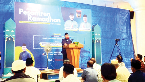 Tausiah di Masjid Agung Nurul Iman, Wawako Sosialisasikan Program Smart Surau 1 TAUSIAH RAMADHAN— Wawako Maigus Nasir, memanfaatkan momentum awal Ramadhan dengan menyampaikan tausiah di Masjid Agung Nurul Iman, Minggu (2/3) malam. Wawako tidak hanya menyampaikan ucapan selamat berpuasa, tetapi juga mensosialisasikan program unggulan Pemko Padang, yaitu Smart Surau.