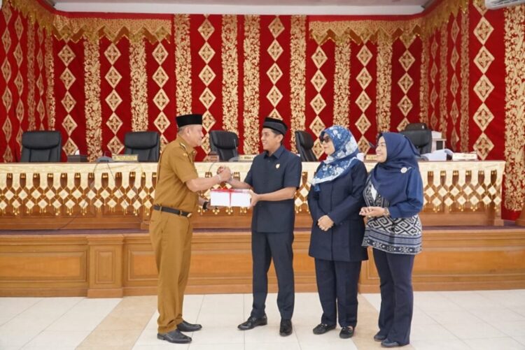 Wawako Sampaikan LKPJ Tahun Anggaran 2024, Realisasi Pendapatan Capai Rp753,5 Miliar 1 SAMPAIKAN LKPJ— Wawako Payakumbuh Elzadaswarman saat menyampaikan LKPj Tahun Anggaran 2024 dan diterima langsung Ketua DPRD Kota Payakumbuh, Senin (10/3).