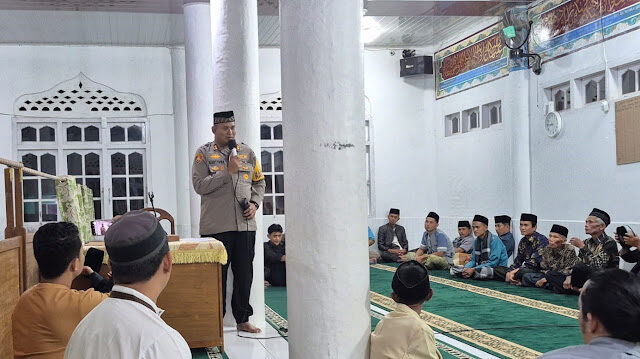 Manfaatkan Polres sebagai Ruang Negara, AKBP Kartyana Ajak Masyarakat Waspadai Kejahatan di Bulan Ramadhan 1 SAFARI RAMADHAN— Dalam rangkaian Safari Ramadhan, Kapolres Padang Panjang AKBP Kartyana Widyarso Wardoyo Putro, mengunjungi Masjid Al-Aqsho di Nagari Sabu, Kecamatan Batipuh, Kabupaten Tanah Datar, Senin (10/3) malam.